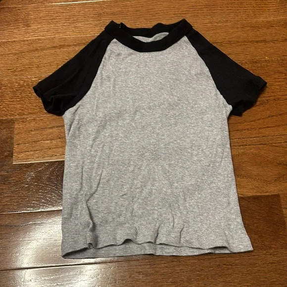 Brandy Melville bella top baseball tee cropped black and grey - Picture 2 of 3